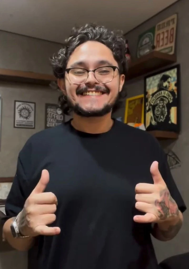 Alexandre Souza, tatuador da Xandos Tattoo